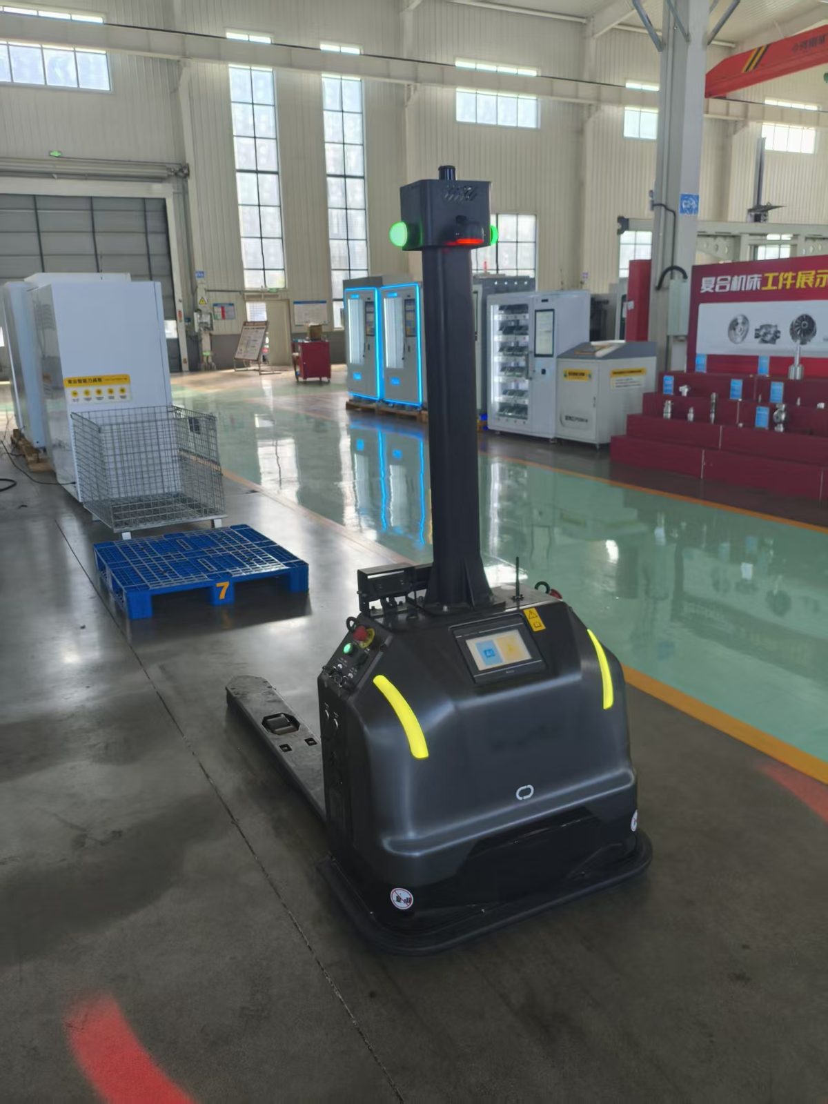 带门架的 AGV 堆高车