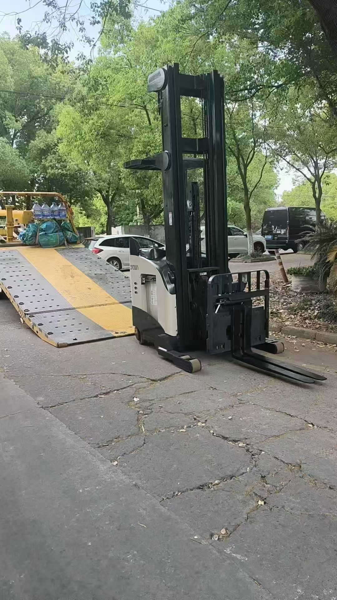 仓库中的三向叉车